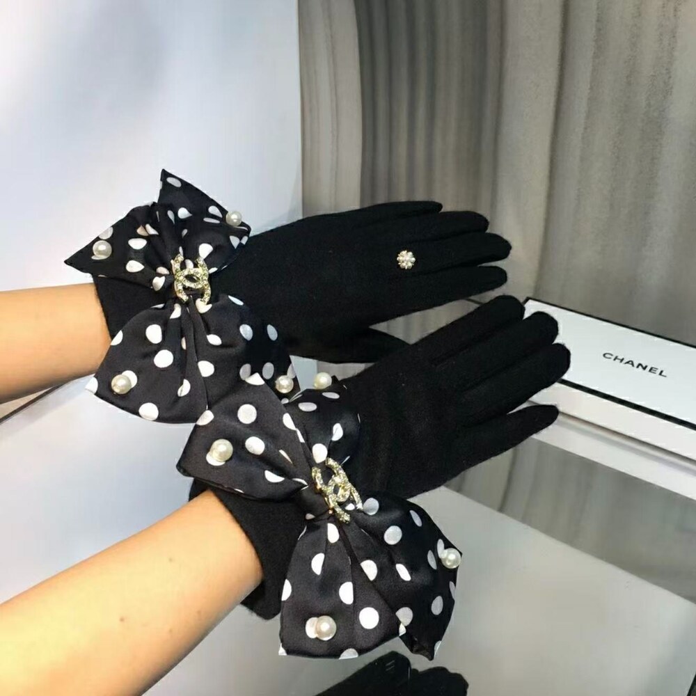 Chanel Black Gloves with Polka Dot Bow - Picture 4 of 6